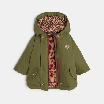 سترة ببطانة سترة قابلة للفصل، اللون أخضر كاكي، عليها صورة فهد، للطفلة الصغيرة